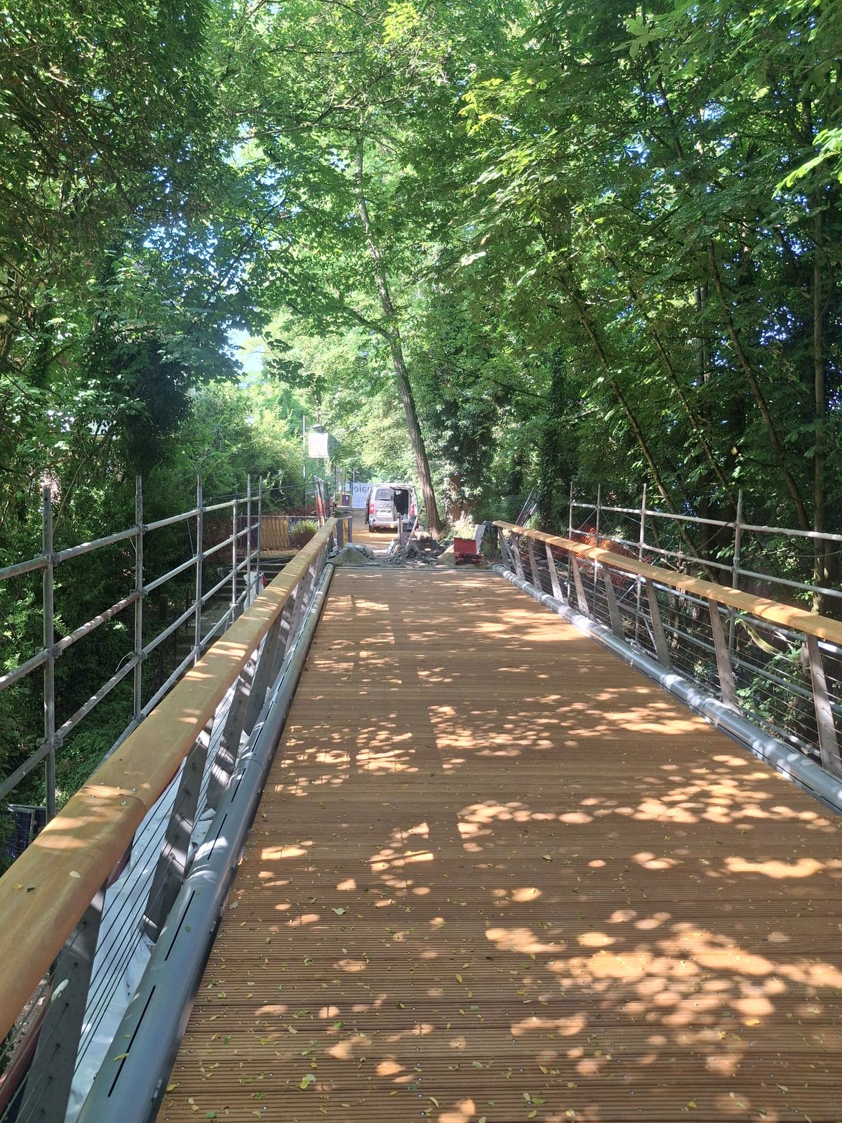 Passerelle piétonne rénovée en site boisé — chantier multi-techniques | Monnaie S.A.