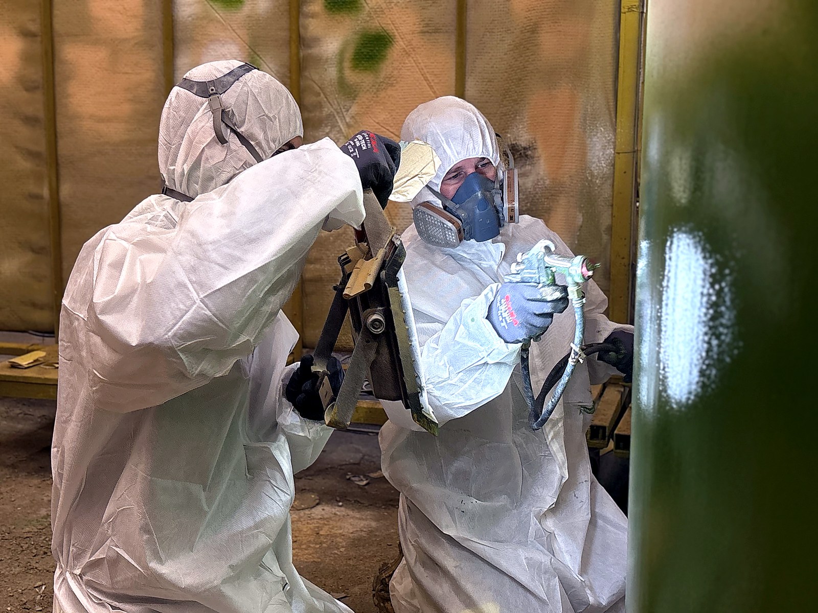 Application de peinture au pistolet airless sur structure acier — Monnaie S.A.